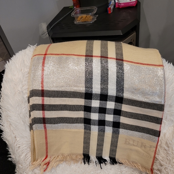 COPY brand new Burberry scarf, measures 27 x 72 - Picture 4 of 6